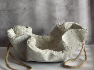 Cuenco MATERIA, modelado a mano en cemento de NUR atelier de velas