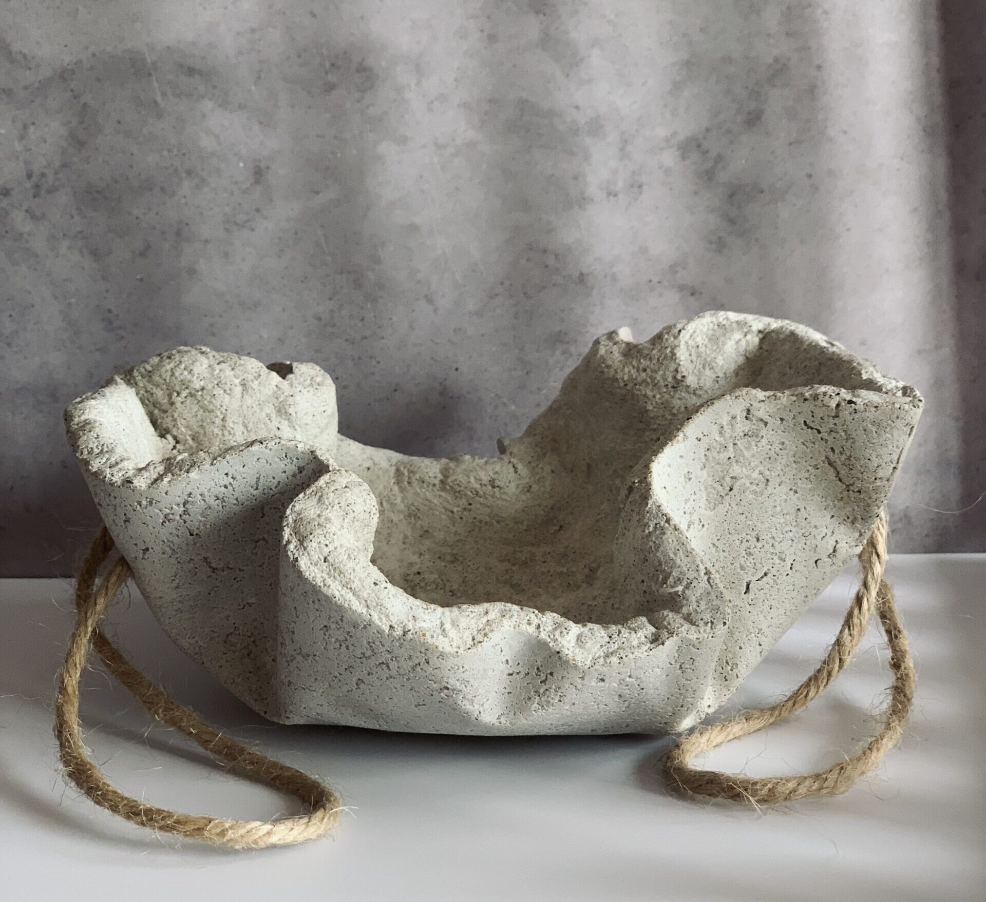 Cuenco MATERIA, modelado a mano en cemento.