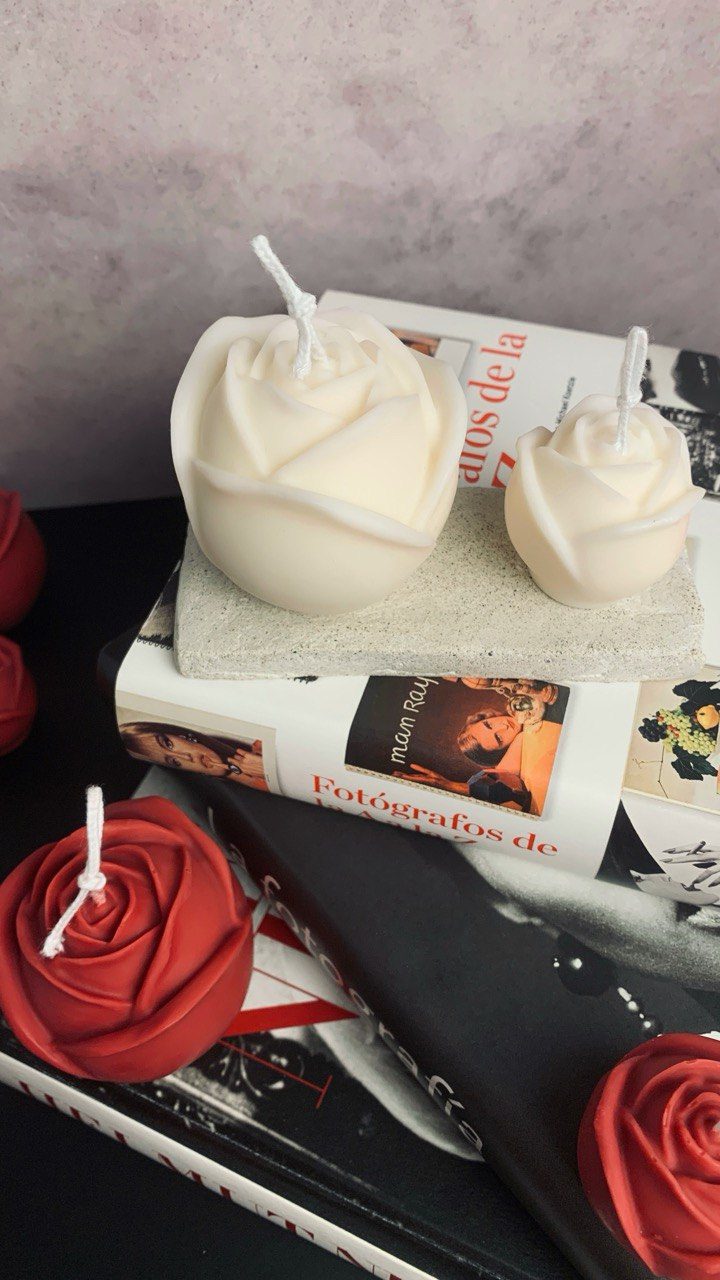 Rosa de Sant Jordi blanca — Set Edición Especial Limitada 1 Set Rosa de Sant Jordi con velas en forma de rosa roja y lingote de cemento modelado a mano