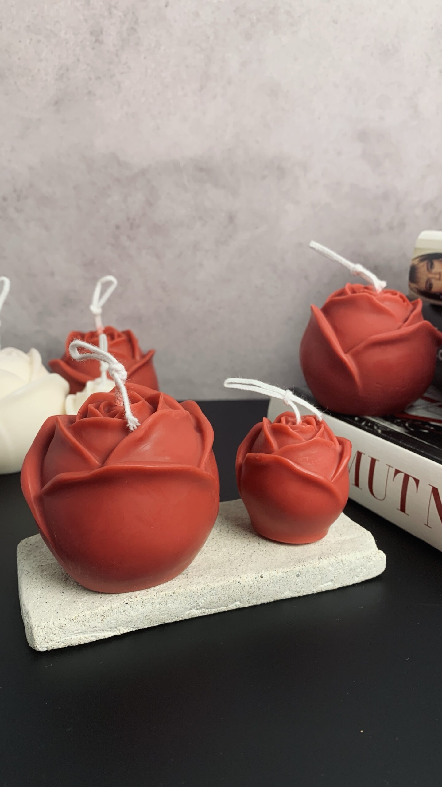 Rosa de Sant Jordi — Set Edición Especial Limitada 2 Set Rosa de Sant Jordi con velas en forma de rosa roja y lingote de cemento modelado a mano