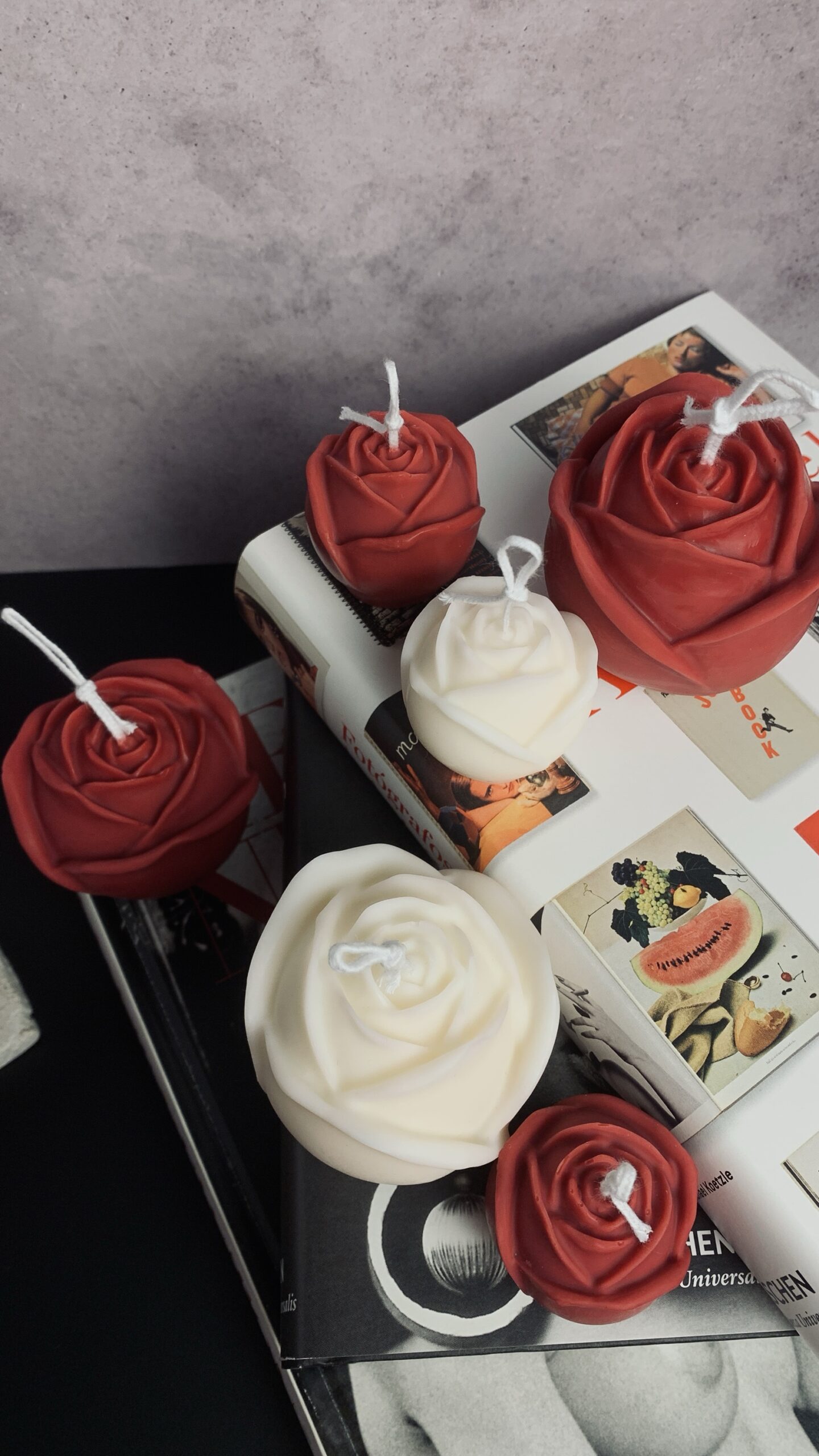 Rosa de Sant Jordi — Set Edición Especial Limitada 3 Set Rosa de Sant Jordi con velas en forma de rosa roja y lingote de cemento modelado a mano