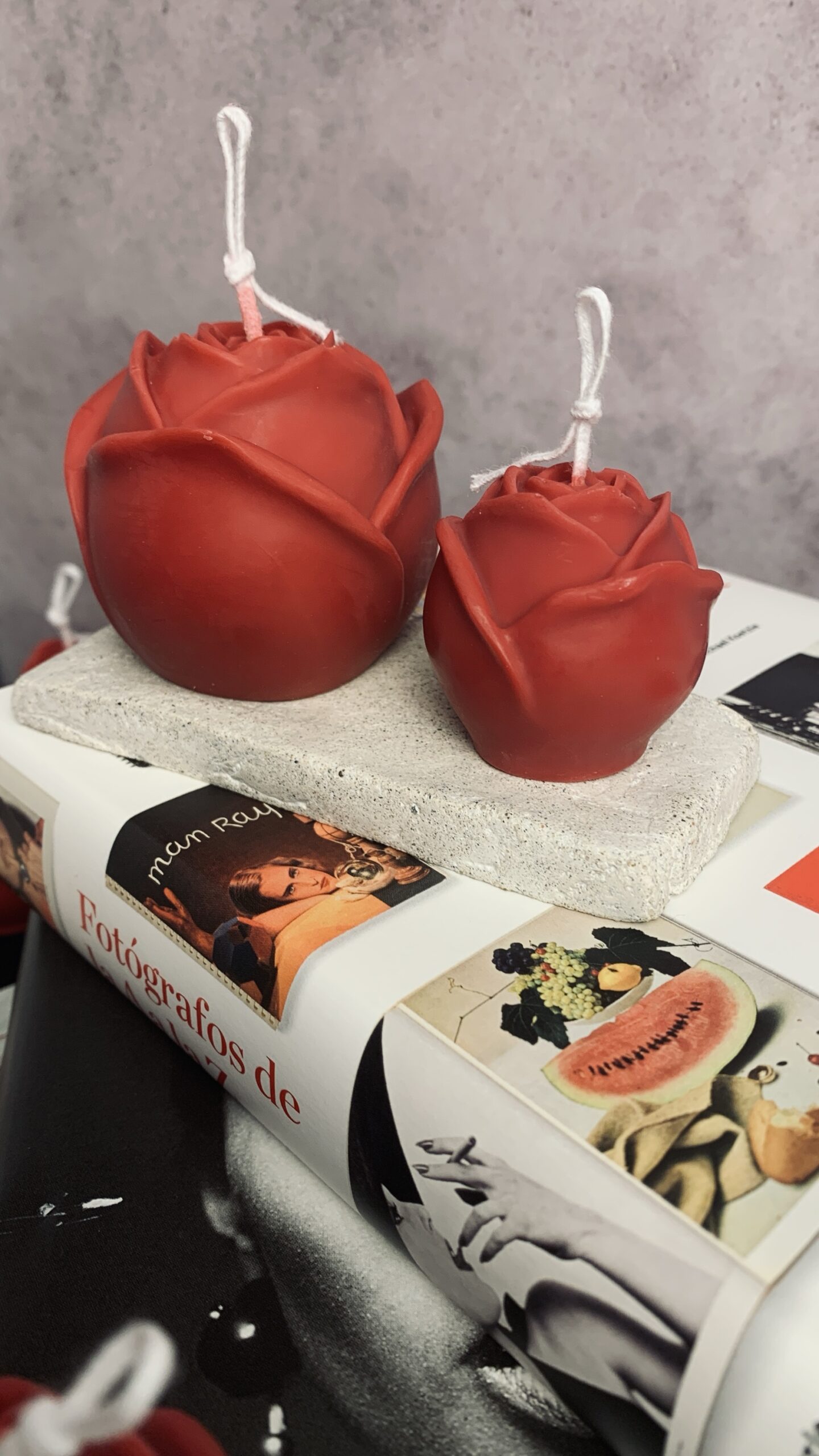 Rosa de Sant Jordi — Set Edición Especial Limitada 7 Set Rosa de Sant Jordi con velas en forma de rosa roja y lingote de cemento modelado a mano