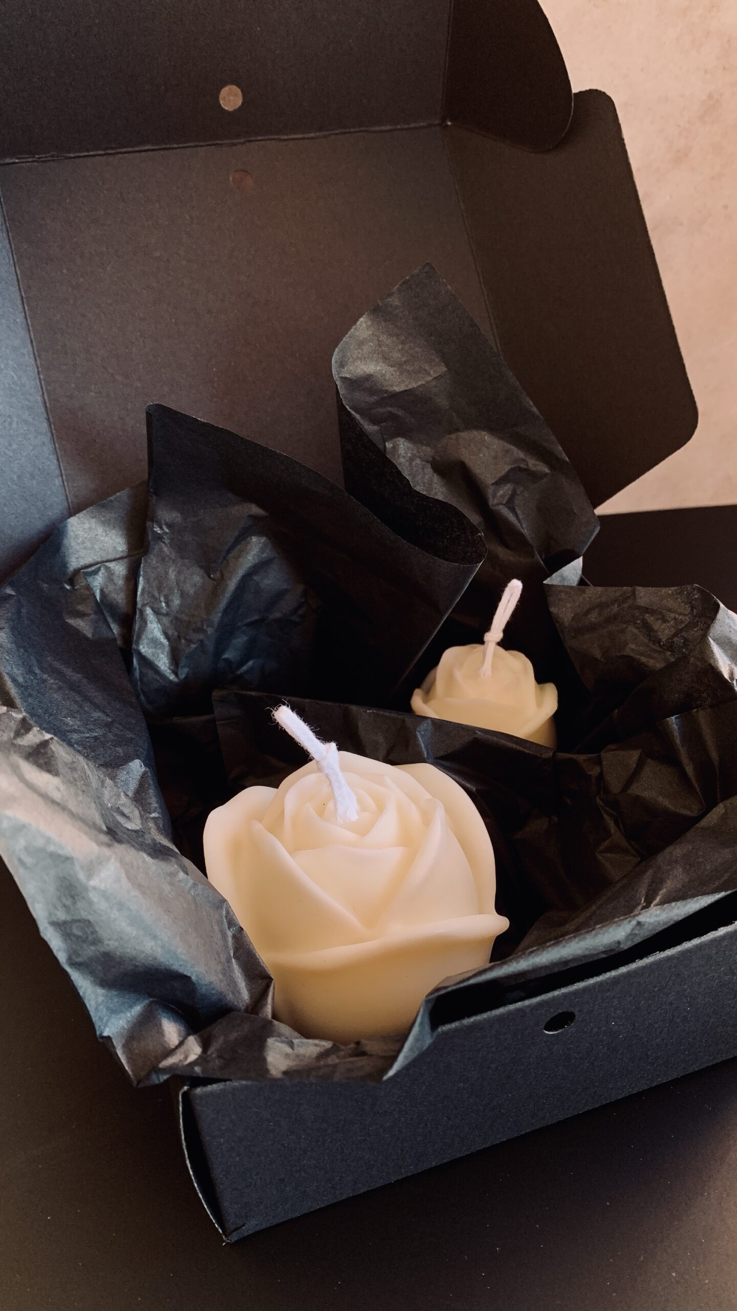 Rosa de Sant Jordi — Set Edición Especial Limitada 4 Velas en forma de rosa blanca para Sant Jordi con acabado artesanal y presentación para regalo